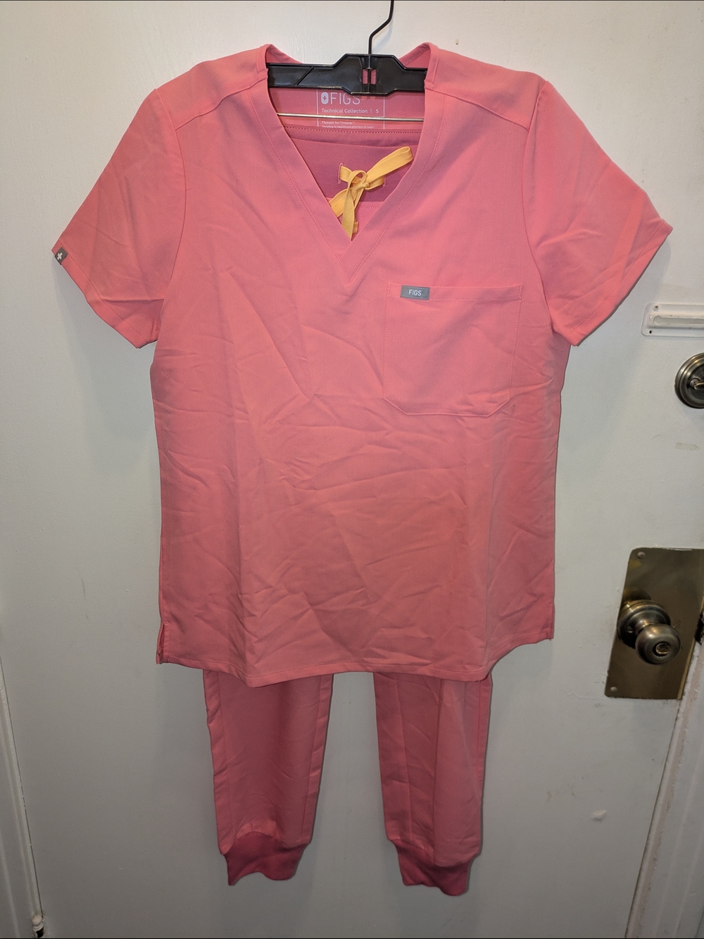 Figs Coral Pink Scrub Set with Yellow Neck Tie Size Small - Picture 2 of 7